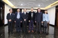 信陽市統戰部部長方波、副市長張明春、招商局局長王亞玲一行來我司參觀指導